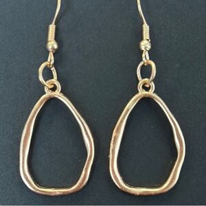 Elegant Gold Dangle Earrings 🦄🦄🦄